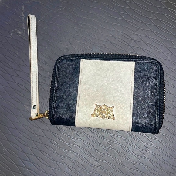 Juicy Couture Black & White Leather Zip Around Wristlet - Picture 1 of 3